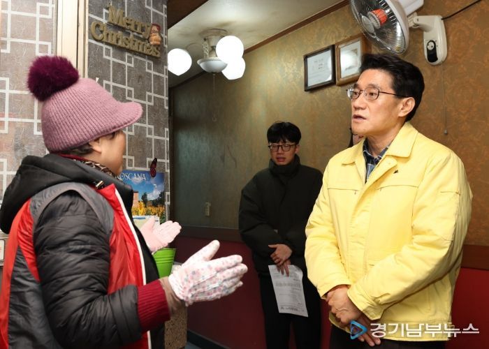 21일 윤성진 화성특례시 제1부시장이 한파 응급숙박시설을 찾아 운영 상태를 점검하고 있다