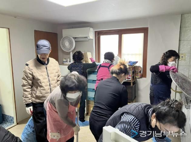 수원시 장안구 정자2동 '찾아가는 통장봉사대' 독거어르신 가구 청소 봉사 실시