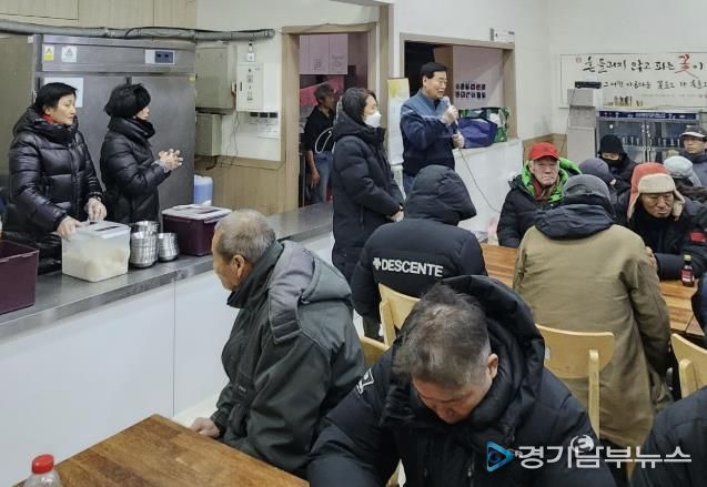 사통팔달협의회, 수원역 노숙인 대상 '사랑의 무료급식' 봉사 펼쳐