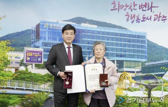 광주시, 6·25전쟁 참전 故 최갑용 소위 유가족에 화랑무공훈장 전수