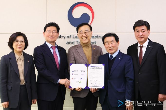 이상일 용인특례시장이 26일 정부세종청사에서 김윤덕 국토교통부 장관에게 '중부권광역급행철도(JTX)'의 신속한 추진을 촉구하는 공동건의문을 전달했다. (사진은 왼쪽부터 김보라 안성시장, 이상일 용인특례시장, 김윤덕 국토교통부장관, 송기섭 진천군수, 방세환 광주시장)