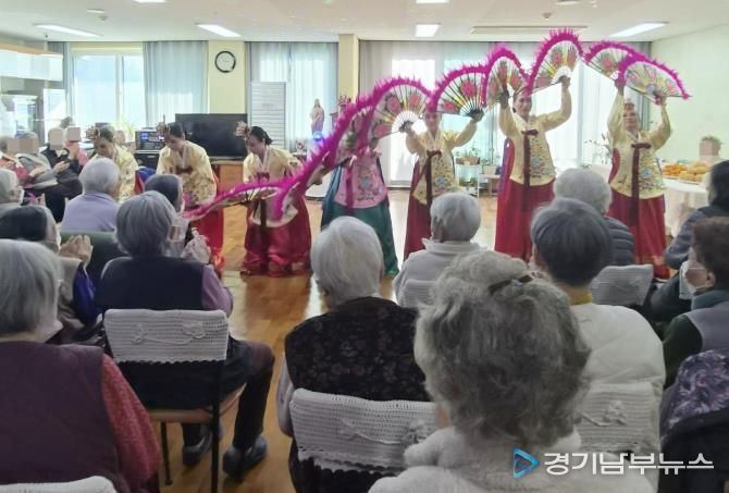 수원시 장안구 정자3동 주민자치회, 아녜스의 집 찾아 재능기부 공연 펼쳐