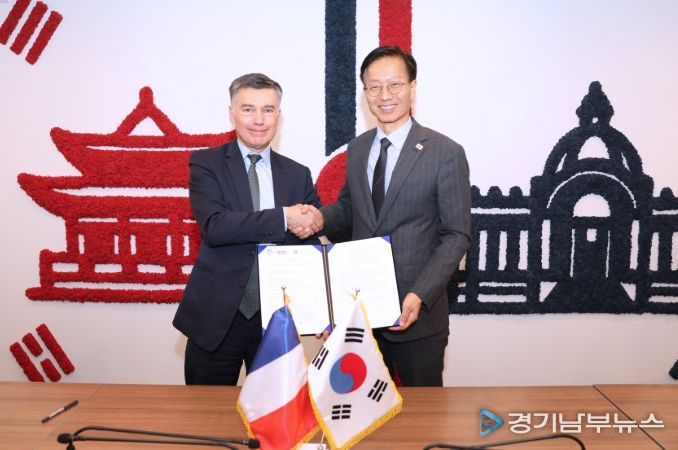 김용선 지식재산처장(오른쪽)이 파스칼 포흐(Pascal FAURE) 프랑스 산업재산청장과 워크플랜에 서명 후 기념촬영을 하고 있다.