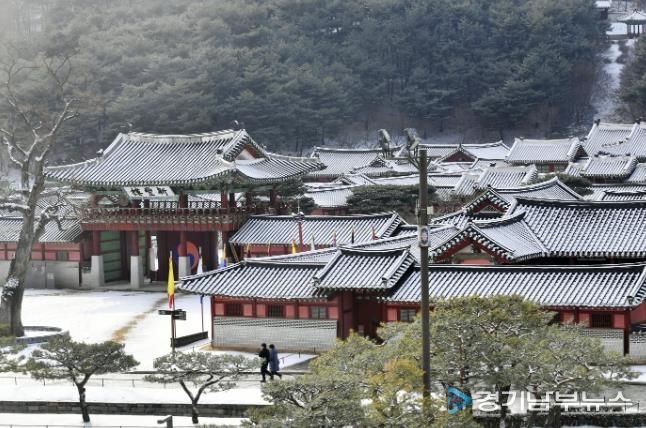 2026년 설 명절 연휴 기간 중 매일 운영하는 수원화성행궁의 설경.