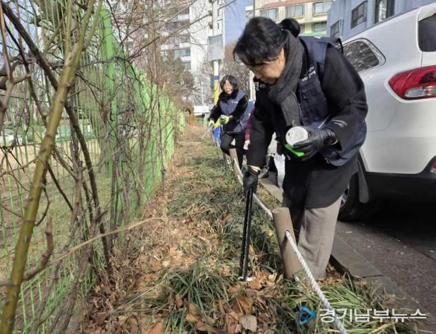 수원시 팔달구 우만2동, 설 명절 맞아 '우리 동네 쓰레기 줍줍'