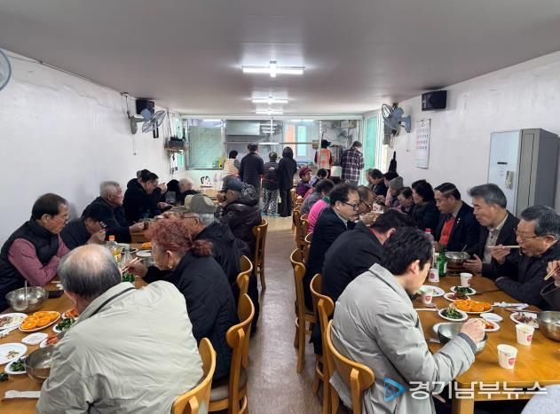 수원시 권선구 세류2동 새터경로당, 설 명절 맞아 따뜻한 떡국 나눔