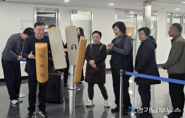 수원시 팔달구, 설 맞이 '행운의 윷 던지기' 직원 격려 이벤트 열어