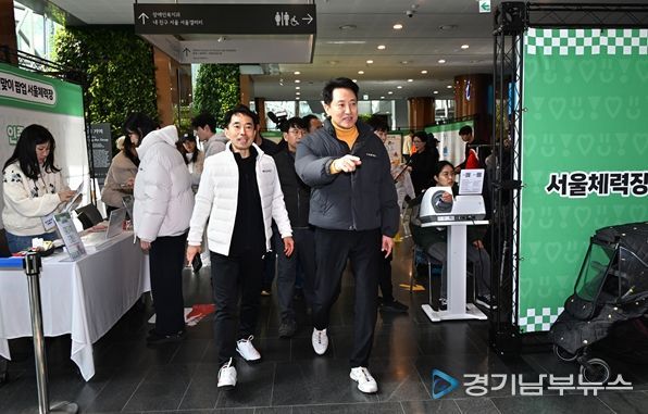 오세훈 서울시장이 16일(월) 서울시청 1층 로비에서 열리고 있는 ‘설맞이 서울체력장 팝업’을 둘러보고 있다. 서울체력장 팝업은 설 당일 포함 18일(수)까지 진행된다.