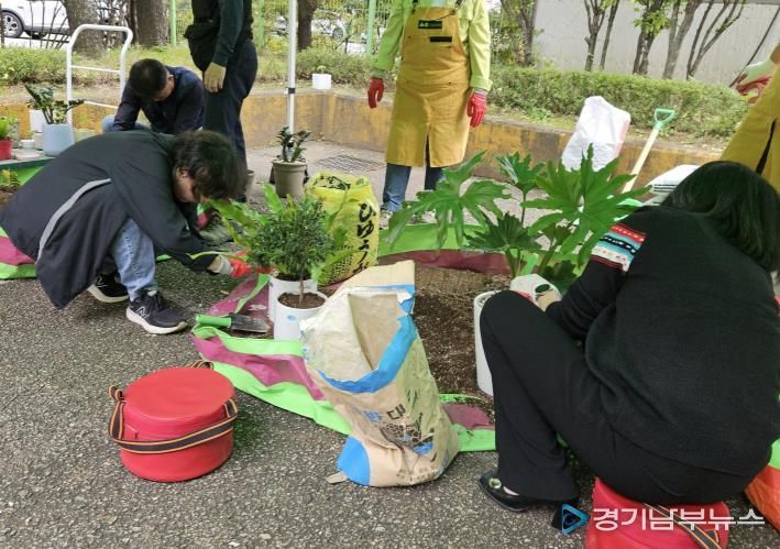 ‘찾아가는 새빛 정원 상담실’에서 시민들이 분갈이 교육을 받고 있다.