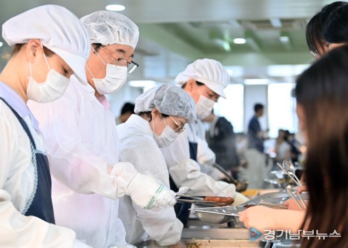 이현재 하남시장(왼쪽 두 번째)이 2025년 7월 21일 고등학교 석식비 지원사업의 첫 시행 현장인 하남고등학교를 찾아 고3 학생들에게 직접 음식을 배식하고 있다.