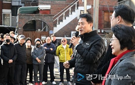 송파구 풍납동 모아타운 사업지를 찾은 오세훈 서울시장이 주민들과 대화를 나누고 있다.