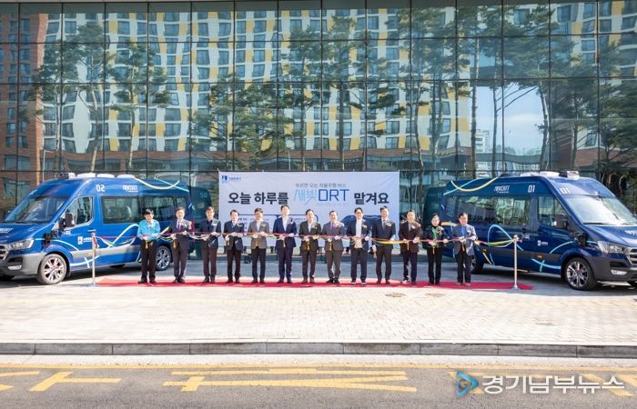 이재준 수원시장(오른쪽 2번째)을 비롯한 개통식 참석자들이 새빛 디알티(DRT)에 시승하고 있다.