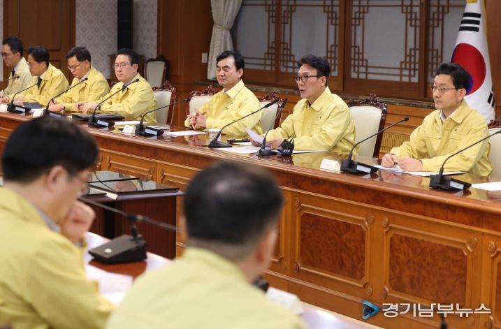 김민석 국무총리가 1일 세종대로 정부서울청사에서 열린 중동 상황점검 관련 긴급 관계부처회의를 주재하고 있다.