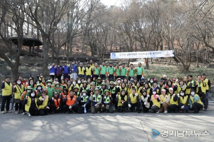 김현수 제1부시장과 봉사활동 참가자들이 기념사진을 촬영하고 있다.