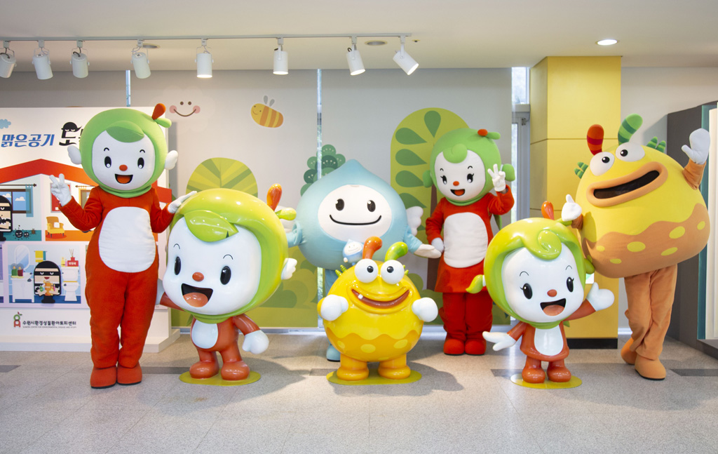 예방교육을 담당하는 캐릭터 슈슈, 토미토미, 아미아미, 토토 인형극단 단원들이 포즈를 취하고 있다. 경기남부뉴스