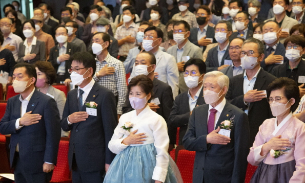 제21᛫22대 수원문화원장 이᛫취임식, 왼쪽부터 이재준 수원시장, 김봉식 신임 수원문화원장 부부, 염상덕 전임 수원문화원장 부부, 27일 경기남부뉴스