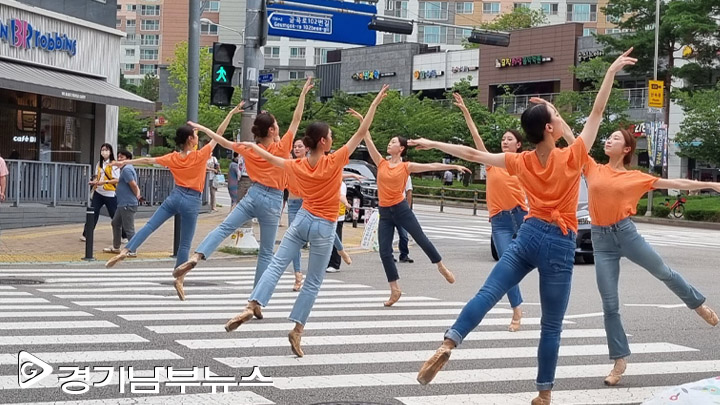 뭐, 우리 동네 횡단보도에서 발레를? 2022수원발레축제 중 ‘발레 IN 횡단보도’, 8일 경기남부뉴스