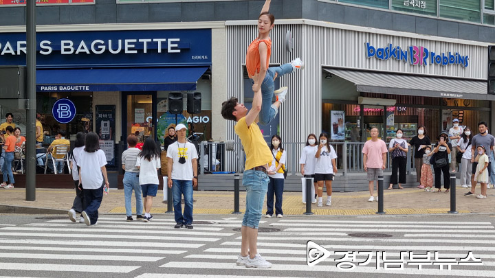 8월 13일부터 21일까지 수원 제1야외 음악당에서 개최하는 2022수원발레축제 중 ‘발레 IN 횡단보도’, 8일 경기남부뉴스