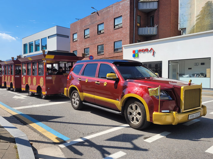 수원화성과 인접한 행궁동에는 이렇게 '화성어차'의 모습을 종종 볼 수 있다. 9.1