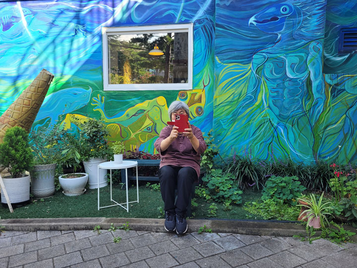 행궁동 '예술공간 봄'의 이윤숙 대표, 서로 사진찍는 모습을 촬영. 9.1 경기남부뉴스