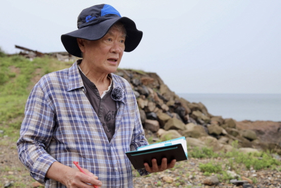 경기아트센터는 9월 25일 경기도문화의날을 맞아 소설가 김훈 작가를 초청하여 토크콘서트를 개최한다.