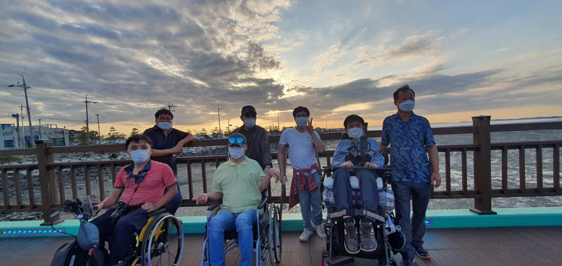 화성시문화재단 주관 '2022 거리로 나온 예술'에 참여하는 화성시장애인문화예술연대(대표 박정성_앞줄 제일왼쪽)