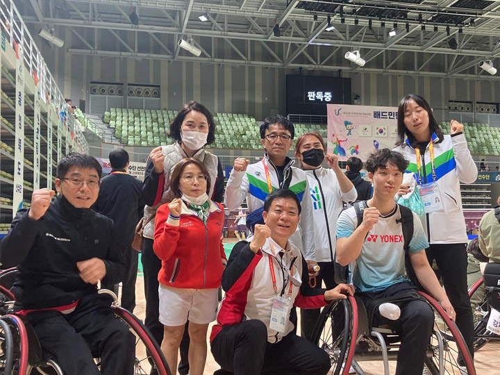 이병직 경기도장애인배드민턴협회장(앞줄 오른쪽에서 두번째)과 선수 및 코치진, 제42회 전국장애인체육대회에서 1위 쾌거