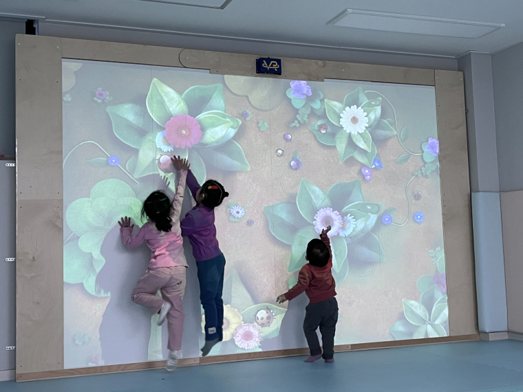 안양시 가족센터, ‘두루미 공동육아나눔터’에 신개념 XR놀이터 설치해 큰 인기