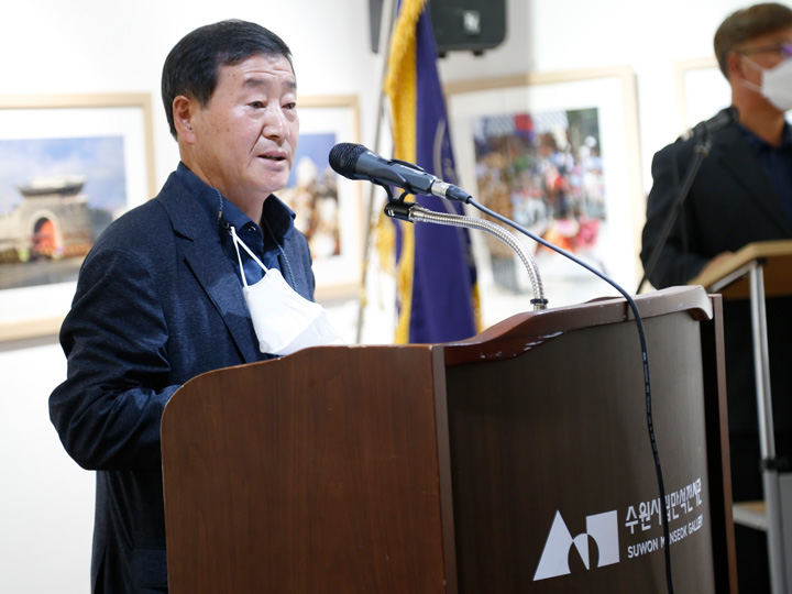 정연수 (사)한국사진작가협회 수원지부정의 축사, 25일 수원시립만석전시관에서 ‘수원사진60년사’ 발간기념 및 회원전 전시회 개최