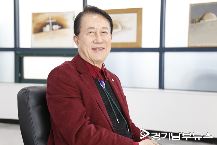 사진과 팝아트를 함께 감상할 수 있는 ‘찬란한 그날까지 조영남 팝아트작품 전’에서 만난 서수남 씨, 경기남부뉴스 2월 20일