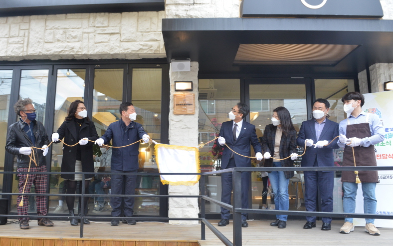 '책 읽는 마을' 수원 매탄4동, 산드래미 동네책꽂이 1호점 열어