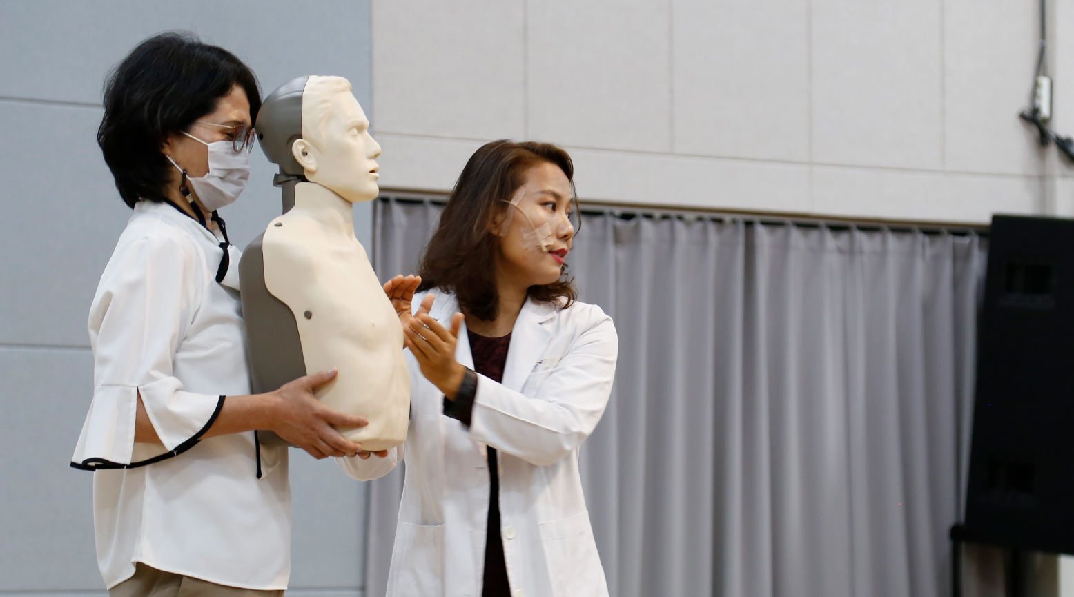 ‘생명을 살리는 기적, 심폐소생술(CPR)’ 무료특강 중인 유희경 강사