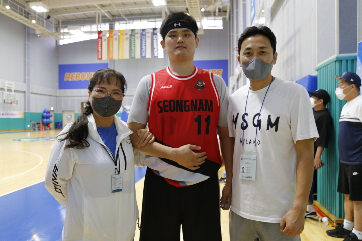 왼쪽부터 성남시장애인농구협회 박경희 회장, 장애인 농구 경기도대표 민현식 선수, 성남시장애인농구협회 양종희 이사겸 감독
