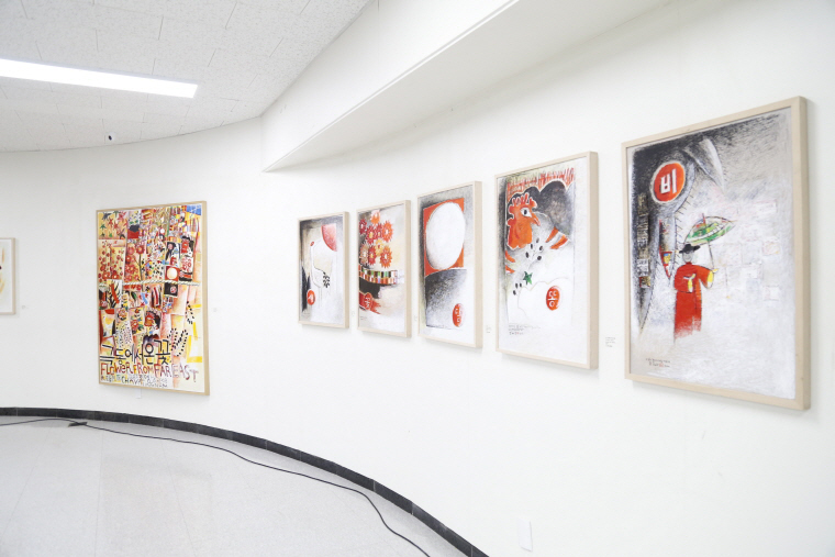 가수 서수남 씨의 사진과 조영남 씨의 팝아트작품 전시