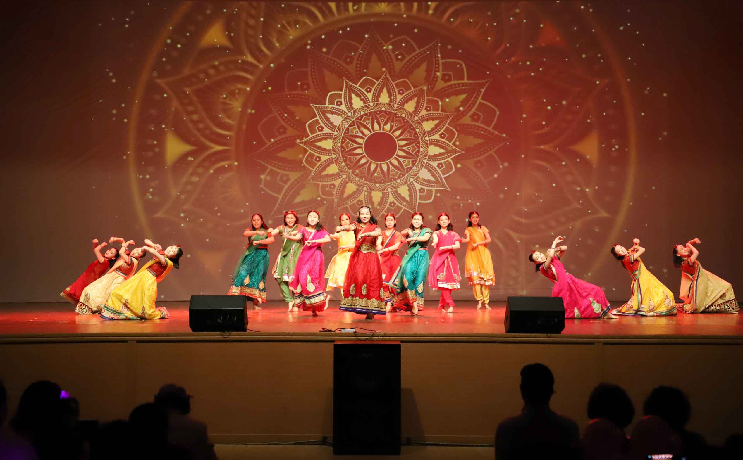 인도 타타드 공연을 펼치는 카운트어택. '인성교육을 품은 청소년 문화콘서트'