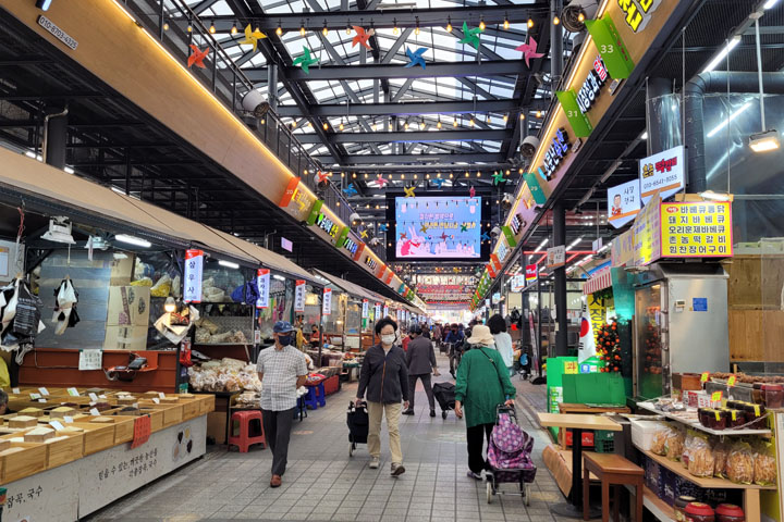 서수원 쪽 약 30만 인구를 소화하는 화서시장, 1차 상품에 대한 가격 매력이 높다. 9일 경기남부뉴스