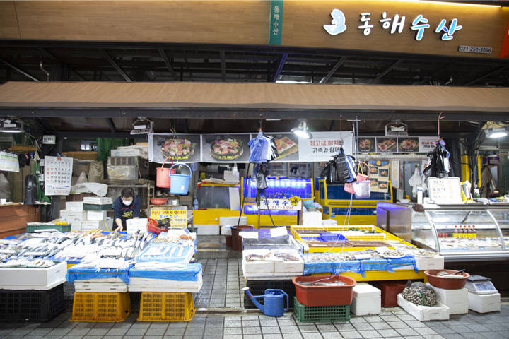 이영수 화서시장상인회장이 운영하는 동해수산