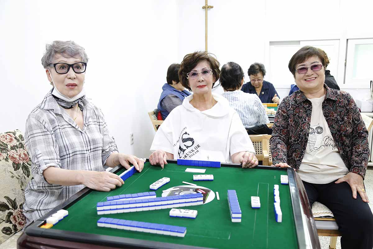 주변 친구들과 게임(마작)을 즐기며 소통과 교류시간 보내