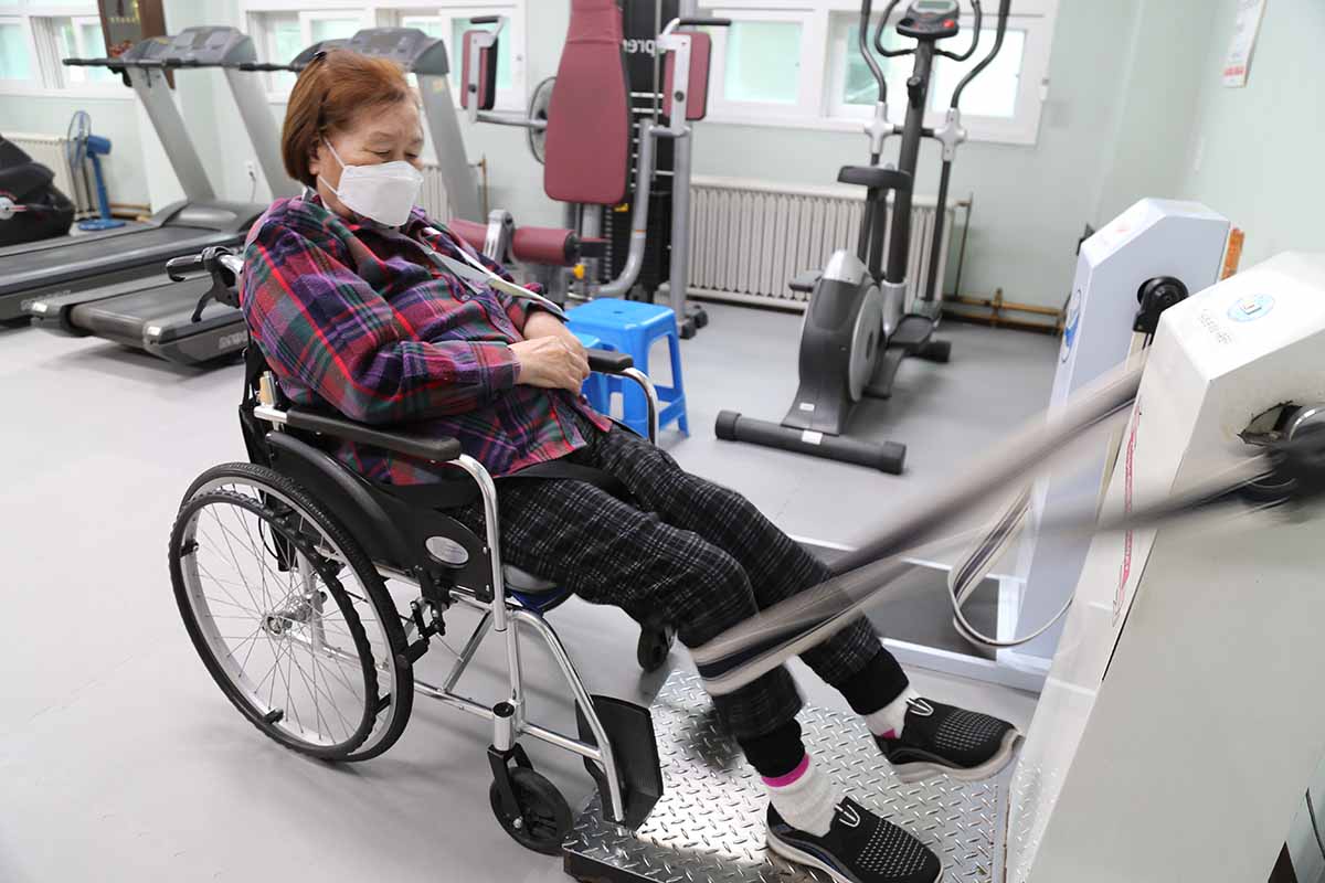 안산 고향마을아파트경로당 물리치료실료실을 이용하는 모습. 2023.5.19 경기남부뉴스