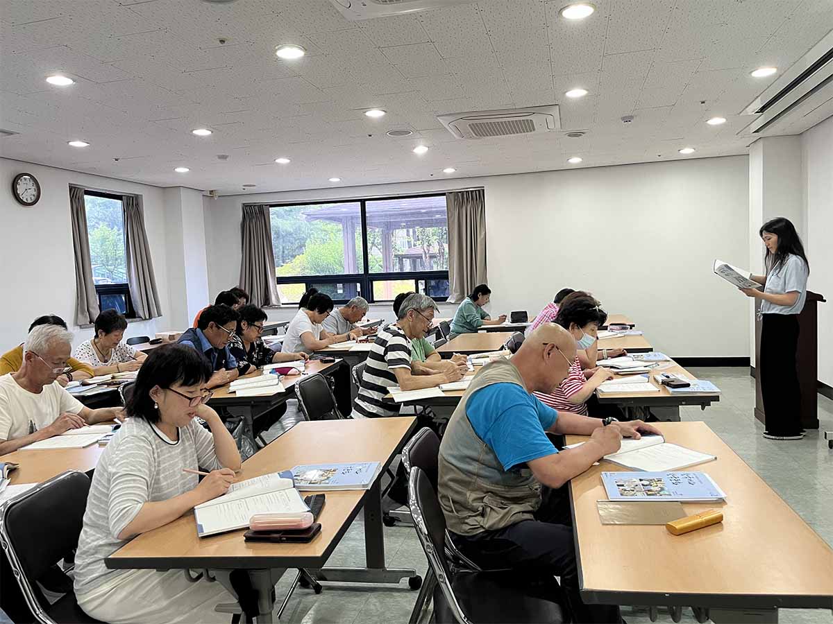 안산 고향마을아파트 한글학교에서 한글수업을 진행중. 2023.5.19 경기남부뉴스