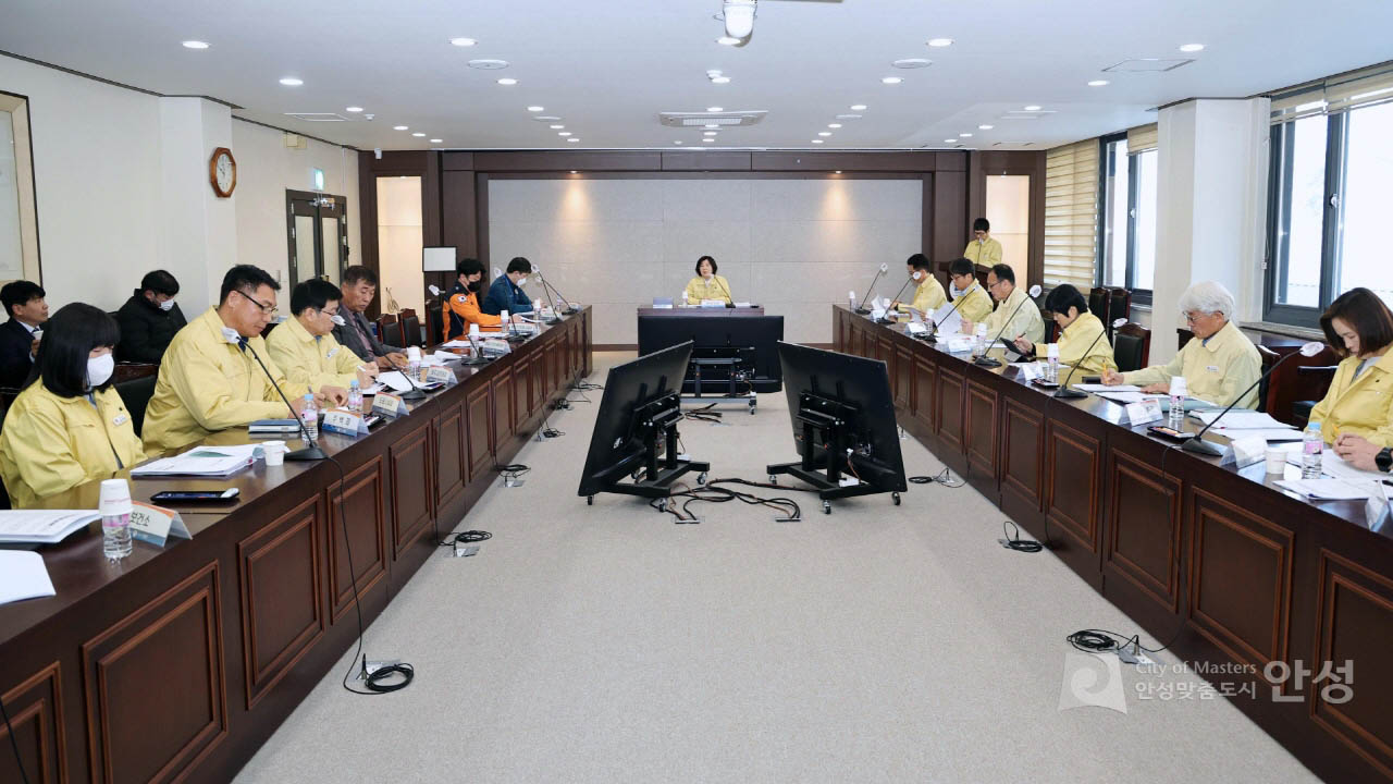여름철 자연재난 사전대비 추진대책 점검 회의 중