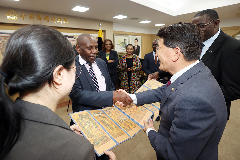 수원특례시의회 김기정 의장, 아프리카 3개국(케냐 공공서비스부, 잠비아 공무원관리부 및 청소년체육예술부, 레소토 공공서비스부) 고위공직자와 환담