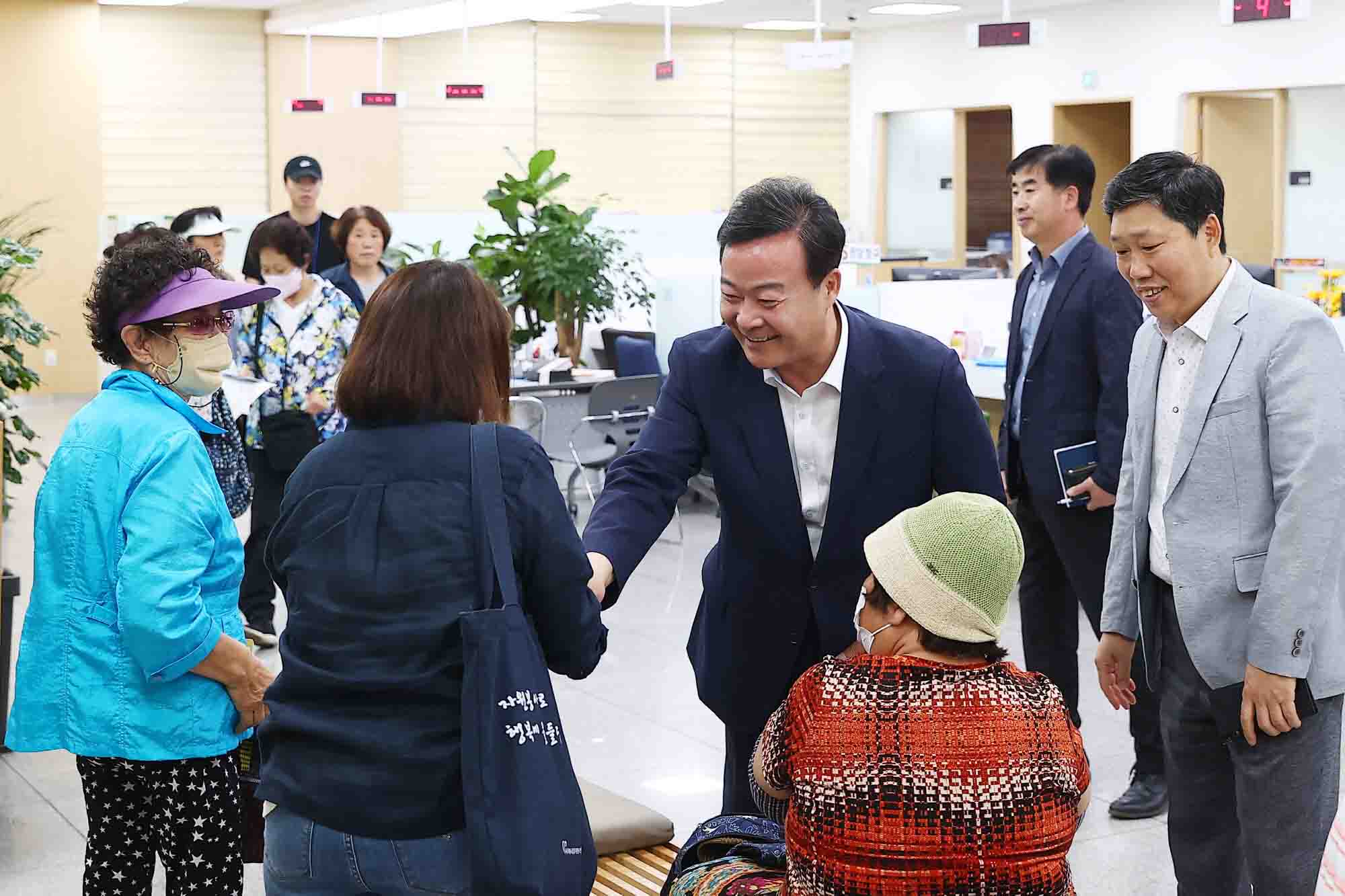 김성제 의왕시장이 20일 교통카드 발급업무 협약 기관인 의왕농협 고천본점을 방문해 농협 관계자의 노고를 격려하고, 노인들의 건의사항을 청취했다.