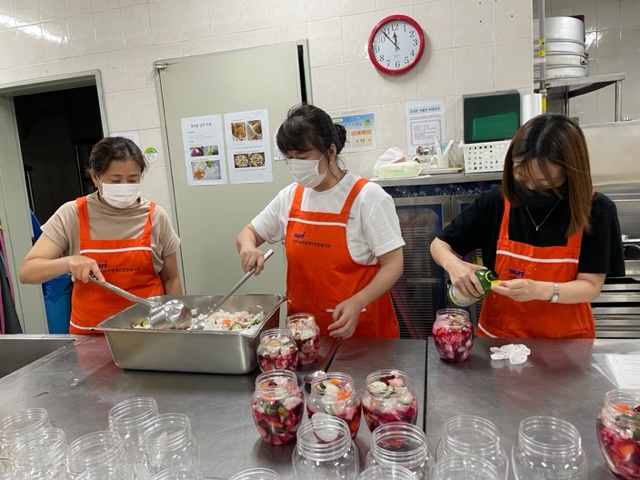 재가장애인에게 전달할 밑반찬 만들기를 하고 있는 사회복지공무원들