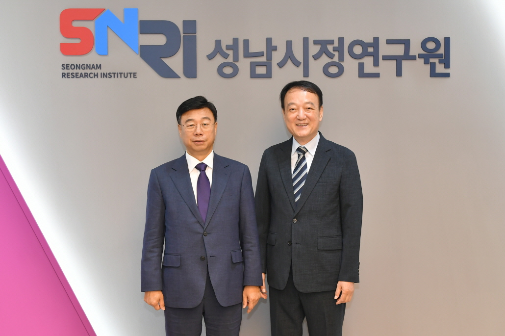 성남시, “인구 50만 이상 도시 중 최초” 시정연구원 개원 (사진에서 왼쪽이 신상진 시장)