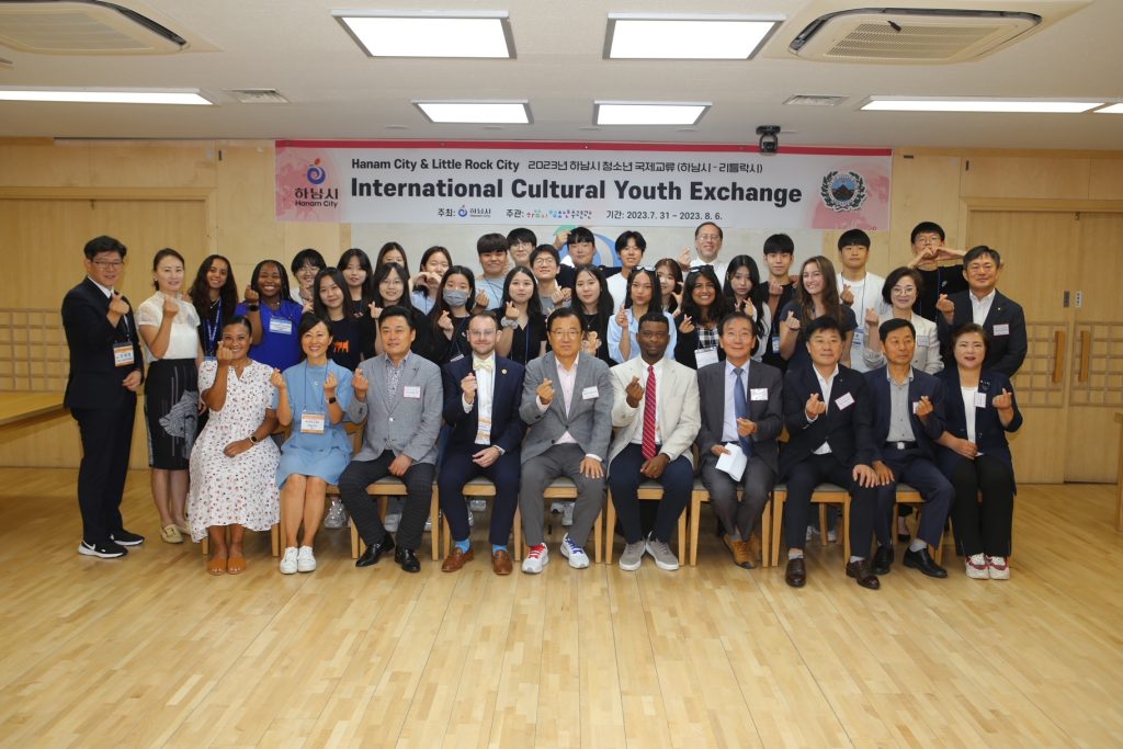 이현재 하남시장(사진 앞줄 왼쪽에서 5번째)이 지난 1일 ‘하남시-리틀락시 국제청소년 문화교류 간담회’에 참석해 청소년국제교류 참여 청소년과 자매도시위원회 관계자들과 함께 기념촬영을 하고 있다.