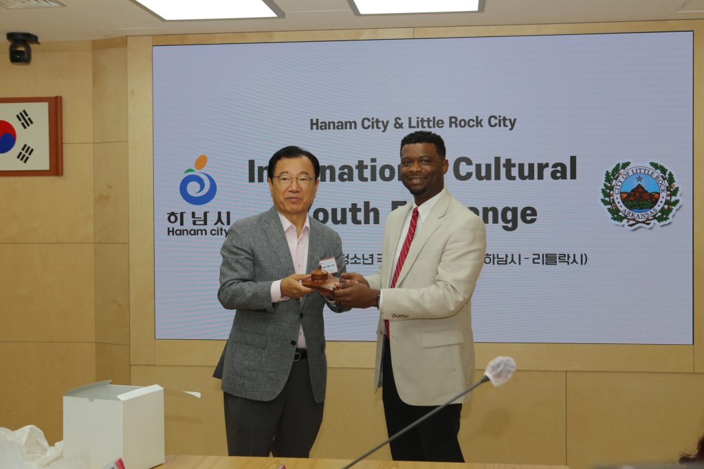이현재 하남시장(사진 왼쪽)이 지난 1일 ‘하남시-리틀락시 국제청소년 문화교류 간담회’에 참석해 양국 기념품을 교환하고 있다.