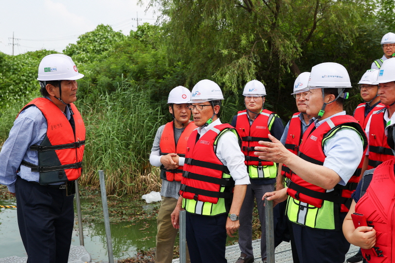 의왕 왕송호수에서 열린 녹조청소로봇 기술 시연회
