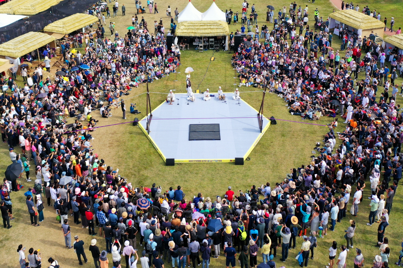 바우덕이 축제장 장터무대