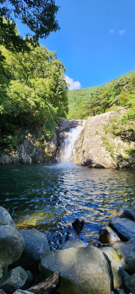 웅장한 용추폭포, 사진: 배건일, 경기남부뉴스